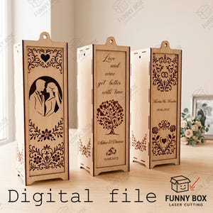 Könnte beinhalten: Drei hohe, rechteckige Weinkisten aus hellem Holz mit lasergeschnittenen Motiven. Die Kisten zeigen komplizierte Blumenmuster, die Silhouette eines Paares, einen herzförmigen Baum, Eheringe und den Text Love and wine get better with time.