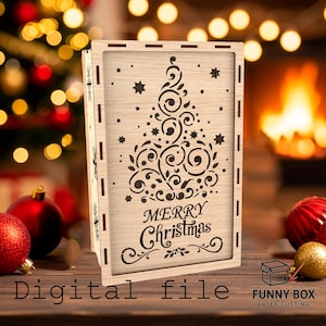 Könnte beinhalten: Eine Holzbox zum Thema Weihnachten mit einem lasergeschnittenen Design eines Weihnachtsbaums und den Worten "MERRY Christmas". Die Box ist hellfarbig mit einem dekorativen Baumdesign und Sternakzenten. Die Worte "Digital file" stehen unten.
