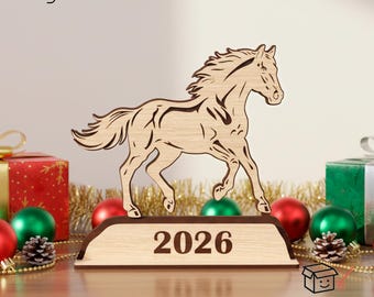 Modello di cavallo tagliato al laser, supporto per cavallo in legno da 165 mm, statua di cavallo SVG, compensato da 3 mm, anno inciso 2026, regalo equestre, figura decorativa
