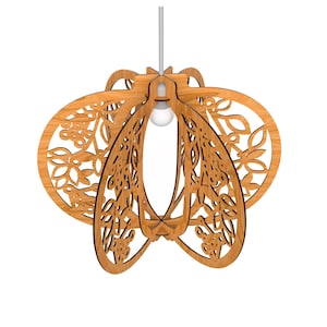 Op de afbeelding: Een houten hanglamp met een bloemenpatroon. De lamp is gemaakt van lichtbruin hout en heeft een gloeilamp in het midden. De lamp wordt opgehangen aan een wit snoer.