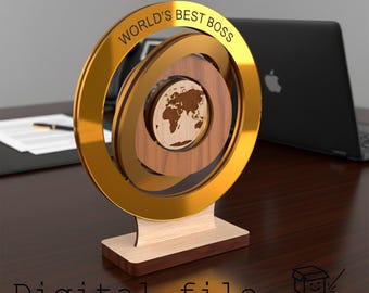 Könnte beinhalten: Eine Holz- und goldfarbene Trophäe mit der Aufschrift "WORLD'S BEST BOSS", die einen Holzglobus umgibt. Die Trophäe steht auf einem Holzsockel. Die Worte "Digital file" stehen unten.