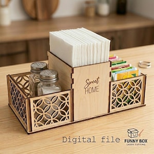 Könnte beinhalten: Holz-Organizer mit Fächern für Servietten, Salz- und Pfefferstreuer und Päckchen. Der Organizer hat ein dekoratives geometrisches Muster und die Worte "Sweet Home" auf der Vorderseite. Die Worte "Digital file" und "Funny Box Laser Cutting" sind ebenfalls sichtbar.