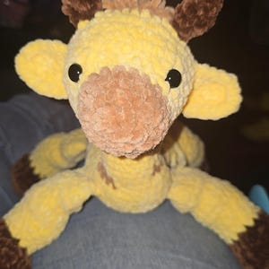 Puede incluir: Un peluche de jirafa hecho a mano con ganchillo. La jirafa tiene un cuerpo amarillo, orejas marrones y un hocico marr&oacute;n. Los ojos son negros. El peluche es suave y tierno, perfecto para ni&ntilde;os.