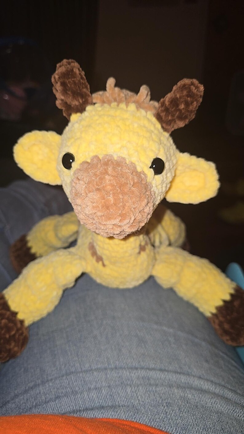 Puede incluir: Un peluche de jirafa hecho a mano con ganchillo. La jirafa tiene un cuerpo amarillo, orejas marrones y un hocico marr&oacute;n. Los ojos son negros. El peluche es suave y tierno, perfecto para ni&ntilde;os.