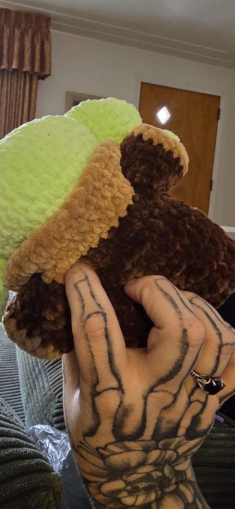 Puede incluir: Un juguete de peluche hecho a mano con forma de taco. El juguete presenta un relleno verde claro, una c&aacute;scara de color marr&oacute;n claro y un relleno marr&oacute;n. El juguete blando est&aacute; hecho de un material texturizado y difuso.
