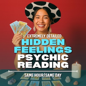 Pode incluir: Uma mulher sorrindo, segurando cartas de tarô, com o texto "EXTREMELY DETAILED HIDDEN FEELINGS PSYCHIC READING" e "SAME HOUR/SAME DAY". Uma vela acesa e cristais estão sobre a mesa. Ela usa um chapéu preto e branco.
