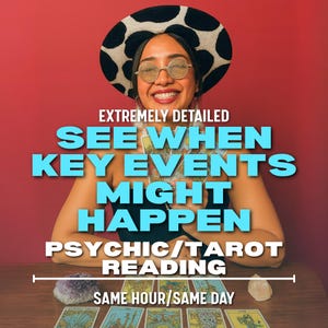 Puede incluir: Imagen de una persona sonriente con un sombrero con estampado de vaca y gafas redondas. La superposición de texto dice "EXTREMADAMENTE DETALLADO VEA CUÁNDO PODRÍAN OCURRIR EVENTOS CLAVE LECTURA PSÍQUICA/TAROT MISMA HORA/MISMO DÍA". Cartas del tarot sobre una mesa de madera.