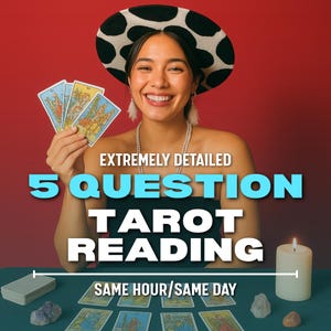 Puede incluir: Una mujer sonriente sosteniendo cartas del tarot, con el texto "EXTREMELY DETAILED 5 QUESTION TAROT READING" y "SAME HOUR/SAME DAY". Una vela encendida y cristales están sobre la mesa.