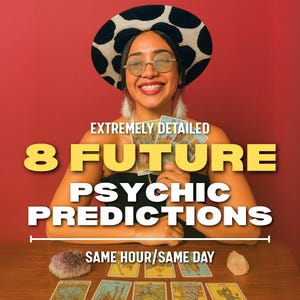 Può includere: Una donna con un cappello a stampa di mucca e occhiali rotondi tiene in mano delle carte dei tarocchi. L'immagine ha il testo "EXTREMELY DETAILED 8 FUTURE PSYCHIC PREDICTIONS SAME HOUR/SAME DAY". Carte dei tarocchi e cristalli sul tavolo.