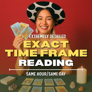 Puede incluir: Una mujer con un sombrero blanco y negro sostiene cartas del tarot, con el texto "EXTREMELY DETAILED EXACT TIME FRAME READING SAME HOUR/SAME DAY". Una vela encendida y cartas del tarot están sobre una superficie verde.