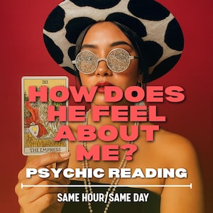 Pode incluir: Imagem de uma pessoa usando um chapéu com estampa de vaca e óculos com glitter, segurando uma carta de tarô. A carta está rotulada como "The Empress". A sobreposição de texto diz: "HOW DOES HE FEEL ABOUT ME? PSYCHIC READING SAME HOUR/SAME DAY."