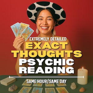 Puede incluir: Imagen de una persona sonriendo sosteniendo cartas del tarot, con texto: "EXTREMADAMENTE DETALLADO PENSAMIENTOS EXACTOS LECTURA PSÍQUICA". Una vela encendida y cristales sobre una superficie verde. También está presente el texto "MISMA HORA/MISMO DÍA".