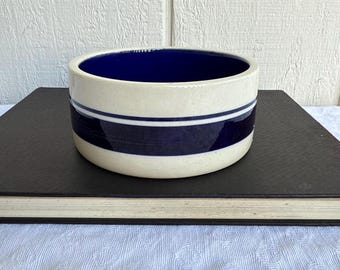 Bol decorativo de gres vintage de los años 70 - Blanco con rayas azul cobalto - 12,7 cm (5 pulgadas) - estilo moderno de mediados de siglo