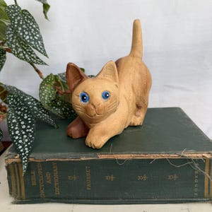 手彫りの木彫りの猫の像：タイの民芸品、青い目の猫の彫刻 - Etsy 日本