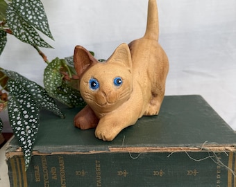手彫りの木彫りの猫の像：タイの民芸品、青い目の猫の彫刻 - Etsy 日本