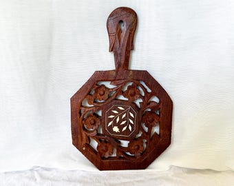 Vintage handgesneden houten onderzetter met handvat – Achthoekig boho-muurdecor en kookplaat – Bloemen keukengerei van sheeshamhout uit het midden van de eeuw