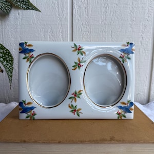 Puede incluir: Un juego de tres cuencos apilables de cerámica. El cuenco más grande es azul claro, el cuenco mediano es verde y el más pequeño es amarillo. Cada cuenco tiene un acabado liso y brillante y un diseño sencillo y moderno.