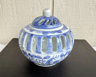 Tarro de popurrí de porcelana azul y blanca vintage, quemador de incienso con tapa de estilo chinoiserie, portavelas de cerámica calada y reticulada