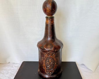Decantador italiano vintage forrado en cuero - Artículos de bar de mediados de siglo elaborados a mano - Botella de vidrio con tapón y flor de lis en relieve - Hecho en Italia