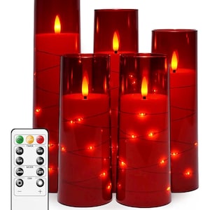以下が含まれることがあります： ガラスシリンダーに入った赤色のLEDピラーキャンドルの5個セット、リモコン付き。キャンドルは暖かくちらつき、小さな暖白色のライトで包まれています。リモコンにはタイマー、モード、調光のボタンがあります。