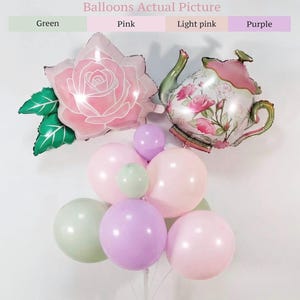 K&ouml;nnte beinhalten: Eine Ansammlung von Ballons in verschiedenen Pastellfarben, darunter Gr&uuml;n, Rosa, Hellrosa und Lila. Die Anordnung zeigt einen gro&szlig;en rosafarbenen rosenf&ouml;rmigen Ballon und einen teekannenf&ouml;rmigen Ballon mit floralen Mustern. Der Text oben lautet "Balloons Actual Picture."