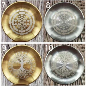 K&ouml;nnte beinhalten: Eine Sammlung von vierzehn dekorativen Tellern aus Edelstahl, jeweils mit einem einzigartigen ge&auml;tzten Design. Die Teller haben einen Durchmesser von ca. 14 cm und wiegen ca. 53 g. Die Designs umfassen himmlische, geometrische und symbolische Muster.
