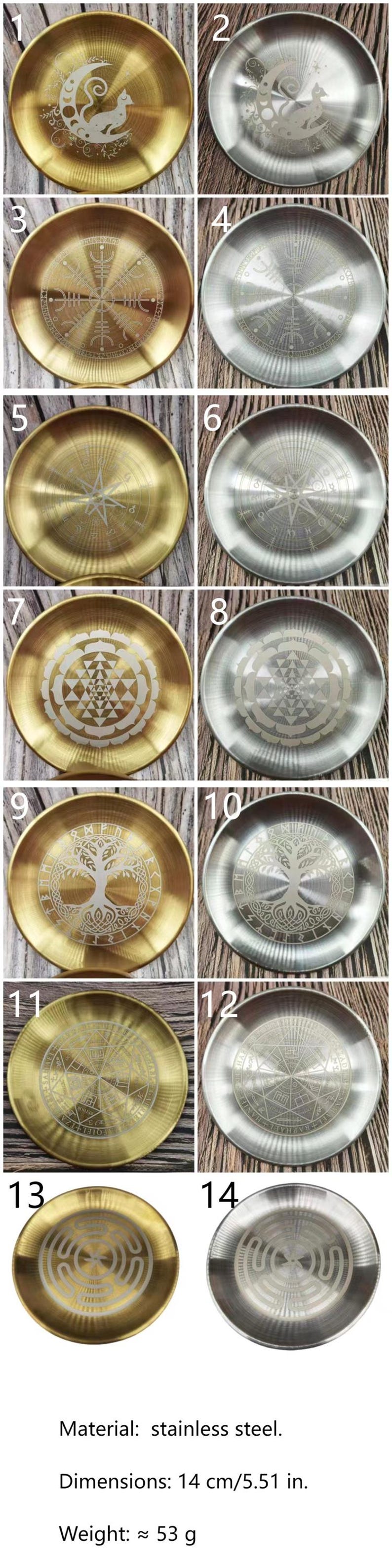 K&ouml;nnte beinhalten: Eine Sammlung von vierzehn dekorativen Tellern aus Edelstahl, jeweils mit einem einzigartigen ge&auml;tzten Design. Die Teller haben einen Durchmesser von ca. 14 cm und wiegen ca. 53 g. Die Designs umfassen himmlische, geometrische und symbolische Muster.