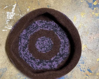 Handstickad husdjursbädd i tovad ull, tillverkad i USA