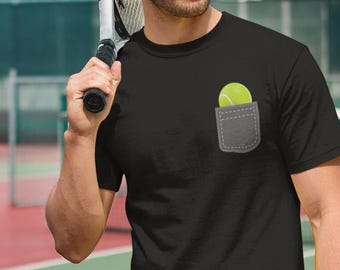 Camiseta de tênis divertida, com bola em um bolso falso, presente para tenista.
