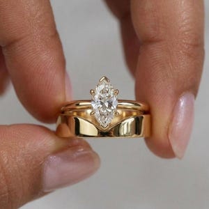 Pode incluir: Uma placa de madeira artesanal com o texto "Welcome" em uma fonte lúdica. A placa é pintada de branco com um acabamento desgastado e apresenta um design floral em tons de rosa e verde. Mede aproximadamente 30 cm de largura.