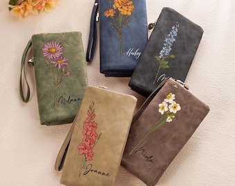 Op de afbeelding: Vijf rechthoekige polstasjes in olijfgroen, marineblauw, antracietgrijs, beige en bruin. Elk tasje is voorzien van een unieke bloemenillustratie en een gedrukte naam: Milana, Hailey, Joanne en Nicole. Inclusief bijpassende polsband.