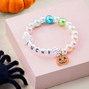 Personligt sött pumpafärgglatt pärlarmband, anpassat namn, lämpligt för flickors Halloween-presenter, högtidsfester, pumpaarmband