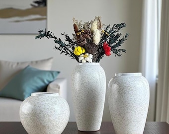 Handgjord minimalistisk vit vas, texturerad keramikinredning, modern keramik, vardagsrumsprydnad, stor blomkruka, blomsterarrangemang