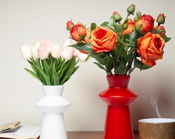 Hoekige vaas, rood wit huisdecor, minimalistische sculptuur, designvaas in Scandinavische stijl, modern tafelstuk, plastic woonkamerornament