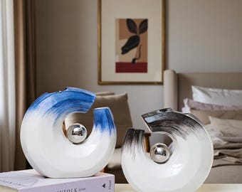 Jarrón Ocean Loop, decoración moderna para el hogar en cerámica, escultura en blanco, negro y azul, centro de mesa costero, jarrón abstracto minimalista, regalo para inauguración de casa.