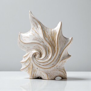 Puede incluir: Una escultura de cer&aacute;mica blanca con un dise&ntilde;o en espiral. La escultura tiene una superficie texturizada con acentos marrones y una forma abstracta &uacute;nica. Es un art&iacute;culo decorativo, adecuado para la decoraci&oacute;n del hogar.
