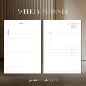 Puede incluir: Un planificador semanal minimalista con un diseño limpio y moderno. La página izquierda presenta un horario diario, mientras que la página derecha incluye una lista de tareas, un seguimiento de hábitos y un calendario. El texto "WEEKLY PLANNER" está en la parte superior.