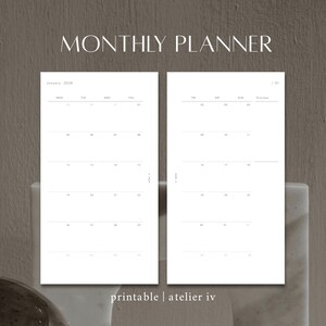 Puede incluir: Un planificador mensual minimalista con un diseño limpio y moderno. Las páginas blancas muestran un diseño de calendario con fechas y días de la semana. El texto "MONTHLY PLANNER" está en la parte superior. La parte inferior de la imagen dice "printable | atelier iv".