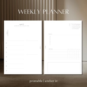Op de afbeelding: Een minimalistisch weekplannerontwerp met de tekst "WEEKLY PLANNER" bovenaan. De planner heeft twee tegenover elkaar liggende pagina's met secties voor dagelijkse planning, takenlijsten en het bijhouden van gewoonten. De tekst "printable | atelier iv" staat onderaan.
