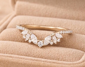 Fede nuziale floreale in moissanite / Anello curvo a forma di V / Delicato anello impilabile in oro / Gioielli da sposa minimalisti