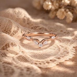 Geschwungener Ehering, Marquise Moissanit V Ring, Chevron Stapelring, Minimalistischer Brautring
