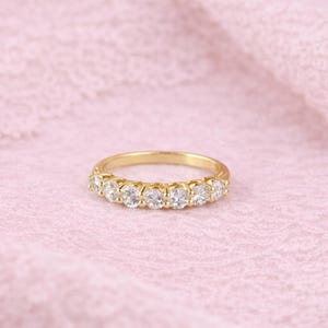 Aliança de casamento em ouro com meia aliança de moissanita redonda, anel delicado para usar em conjunto com outros anéis, presente minimalista de aniversário para ela.