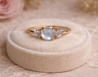 Maansteenring zilver, sierlijke maansteen verlovingsring, minimalistische ring met drie stenen, juni geboortesteenring, beloftering voor haar