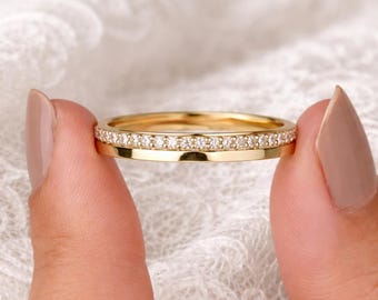 Anello dell'eternità con moissanite in oro 14 carati / Anello nuziale minimalista / Anello di promessa impilabile / Anello sottile con pavé / Regalo di anniversario per lei