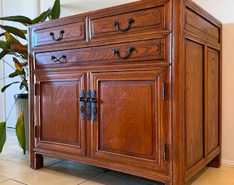 Raro y exquisito armario antiguo de madera de Ju para bodas, circa 1890.