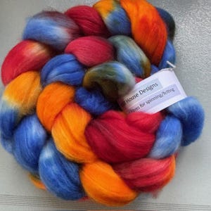 Hand-dyed merino blend wool fibres, Spinning