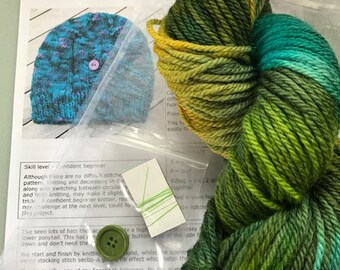 Handgefärbt stricken Kit, Mütze stricken Kit, handgefärbt, Pferdeschwanz Hut, bunte Mütze stricken Kit