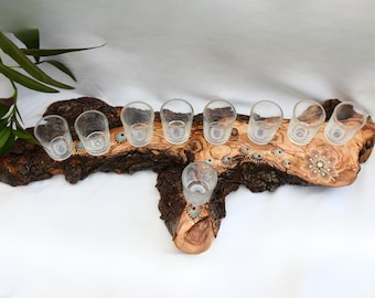 Chanukkah-menorah i olivträ med glaskupor. Handgjord menorah i naturlig bark med mandalakonst. Unik judaica från Negev-gränsen.