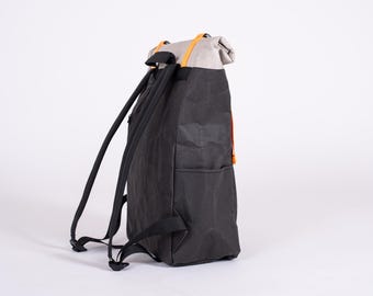 Cool Courier / Backpack made of eco-friendly Kraft paper