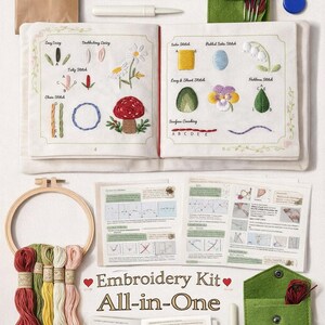 Puede incluir: Un kit de bordado completo con agujas, hilo, un bastidor de madera y un folleto con diagramas de puntadas. El kit incluye una bolsa de papel marr&oacute;n con un dise&ntilde;o de Halloween y una funda de fieltro verde. Medidas en cm.